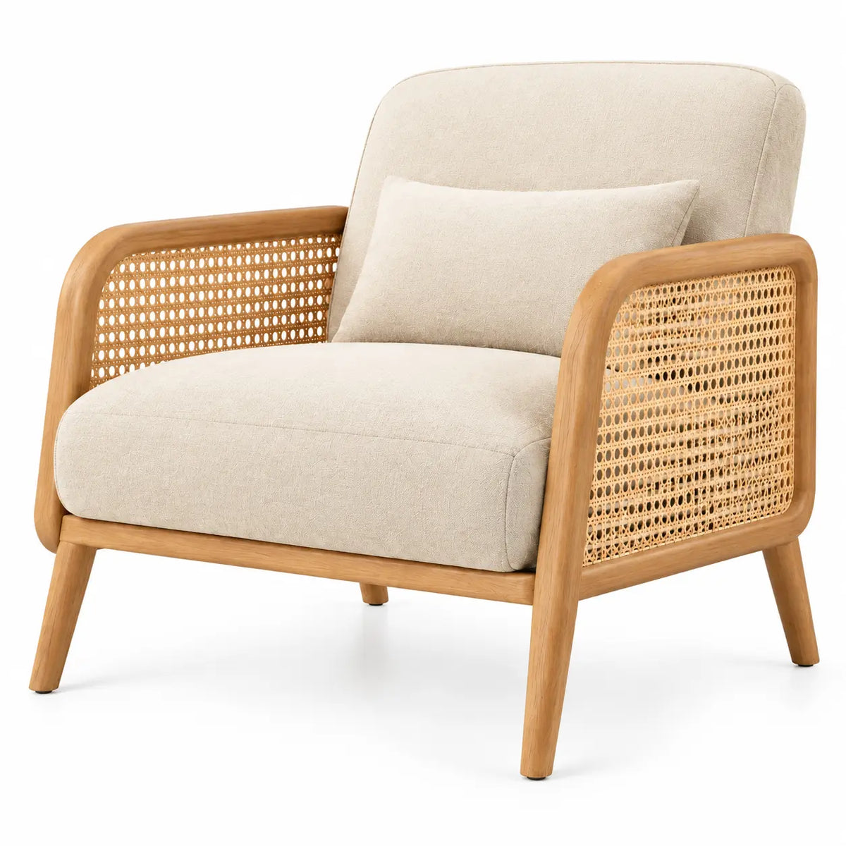Fauteuil beige à accoudoirs tressés et coussins clairs